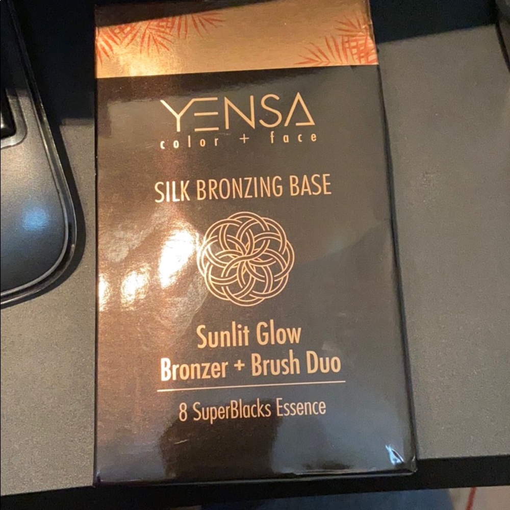 Yensa Silk Bronzing Base Sunlit GlowBronzer/Brush
